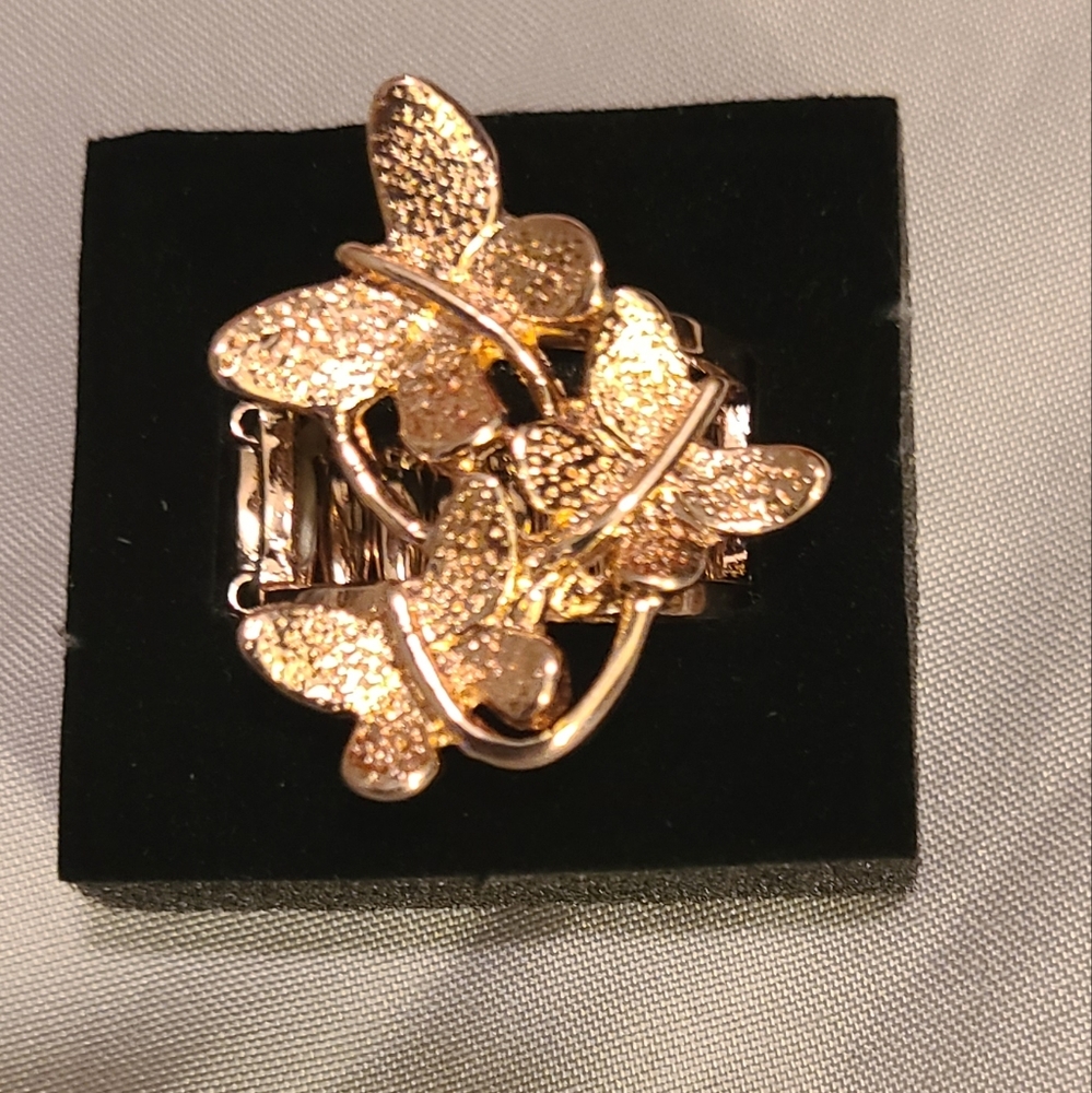 Beautiful ring. Fits sizes 6-13. Men or women can wear this.